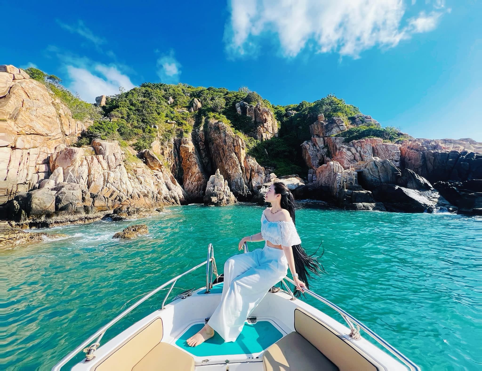 Đi cano tham quan vịnh Vĩnh Hy 